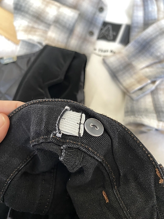 Siyah şişme yelekli takım