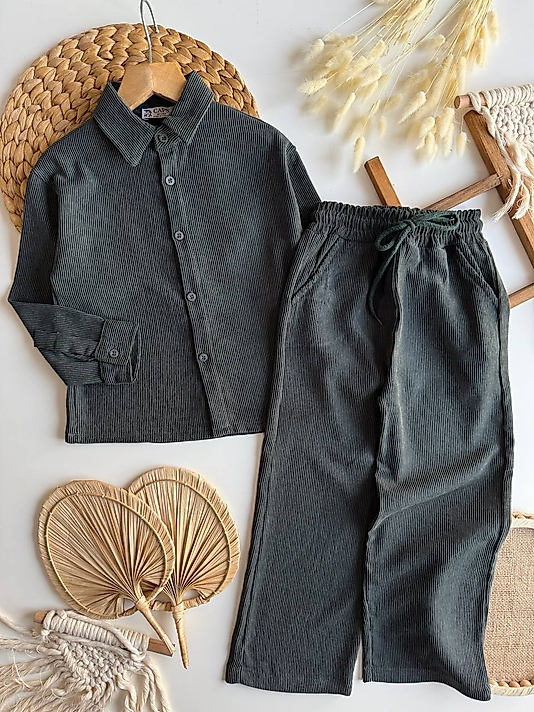 Kadife Gömlekli Takım