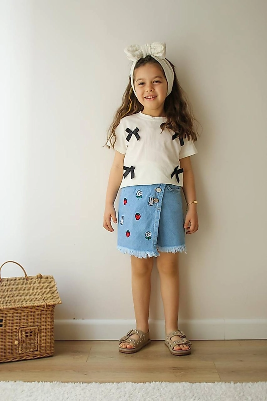 Çilek nakışlı şort etekli takım